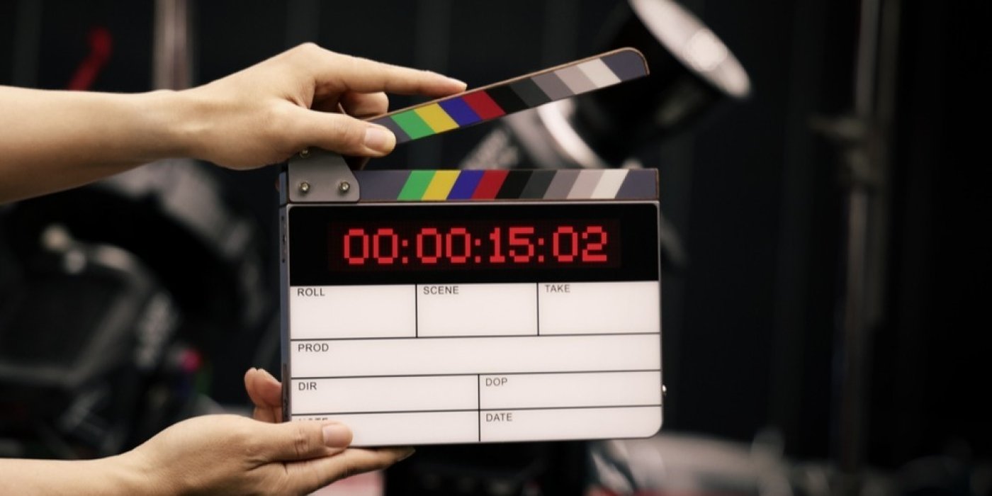 Člověk drží filmovou klapku