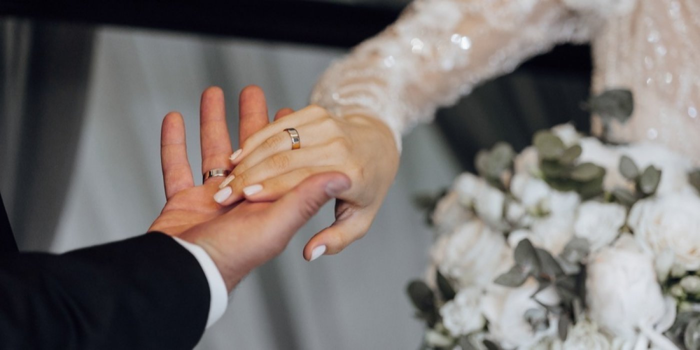 Nevěsta podává ruku ženichovi