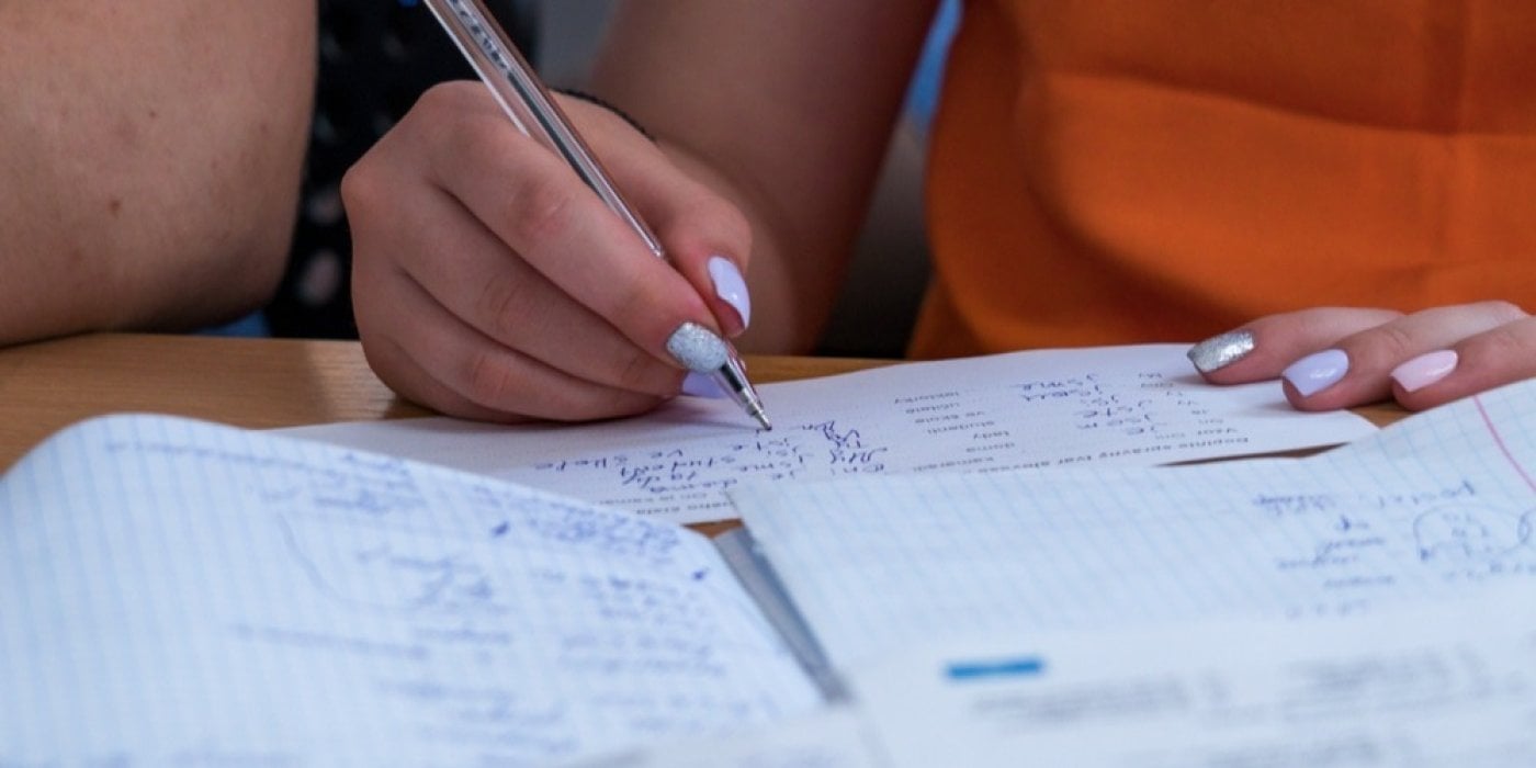 Žena píše do sešitu