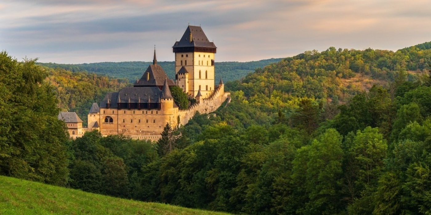 Pohled na Karlštějn v lesích