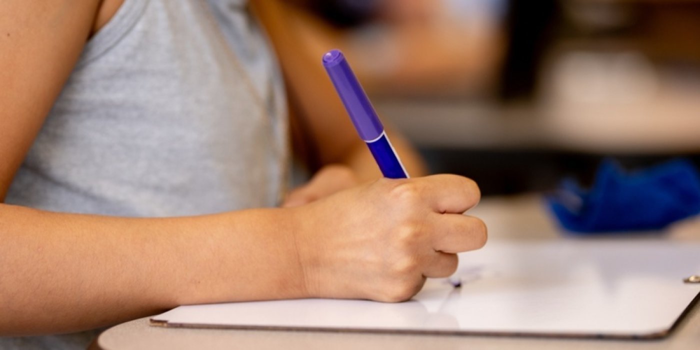 Žena píše na tabulku