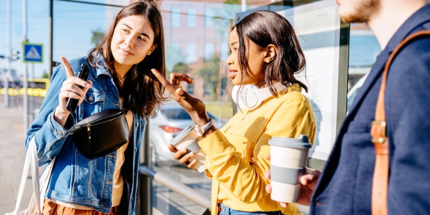 Mladá žena radí cizince