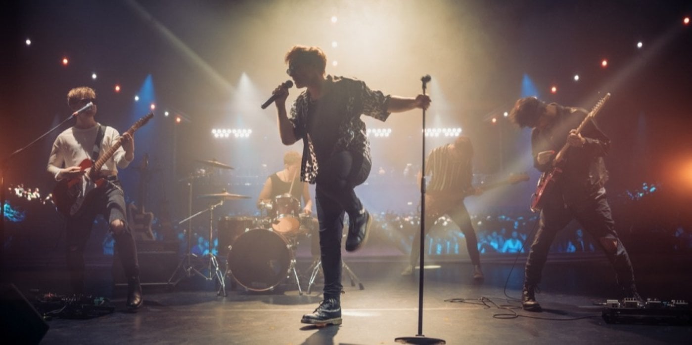 Zpěvák zpívá na pódiu