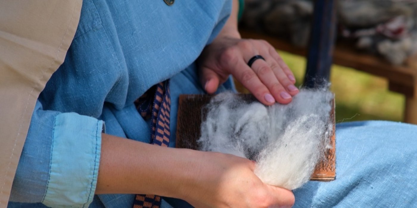 Žena zpracovává vlnu