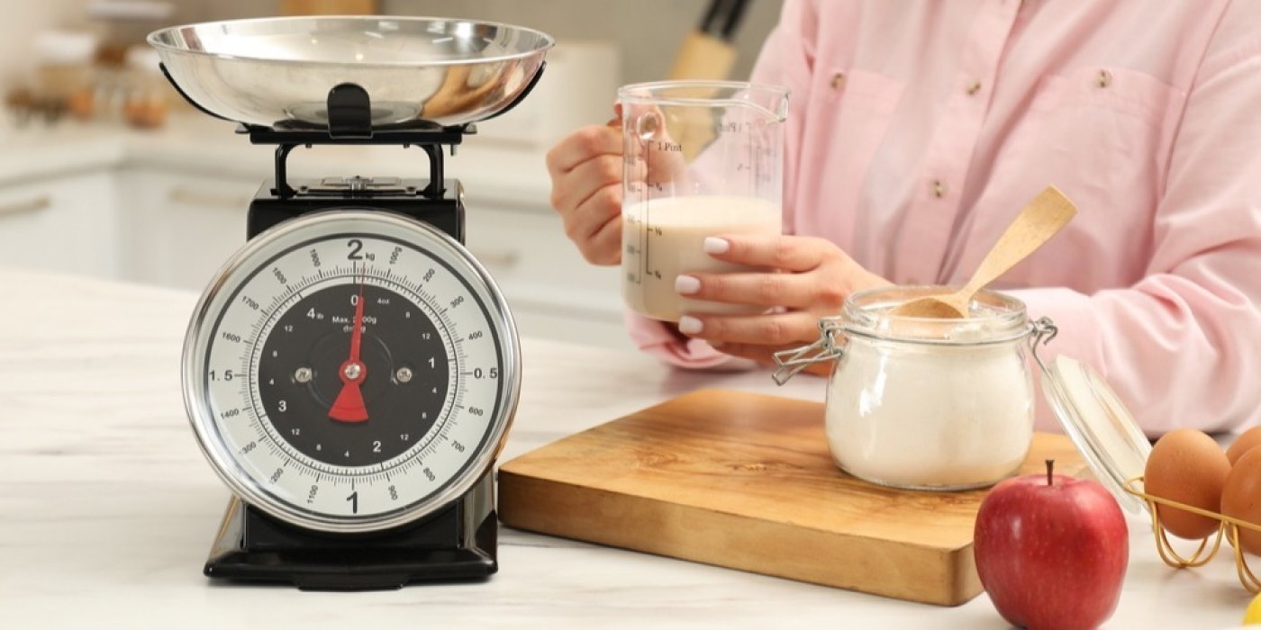 Žena odměřuje v kuchyni