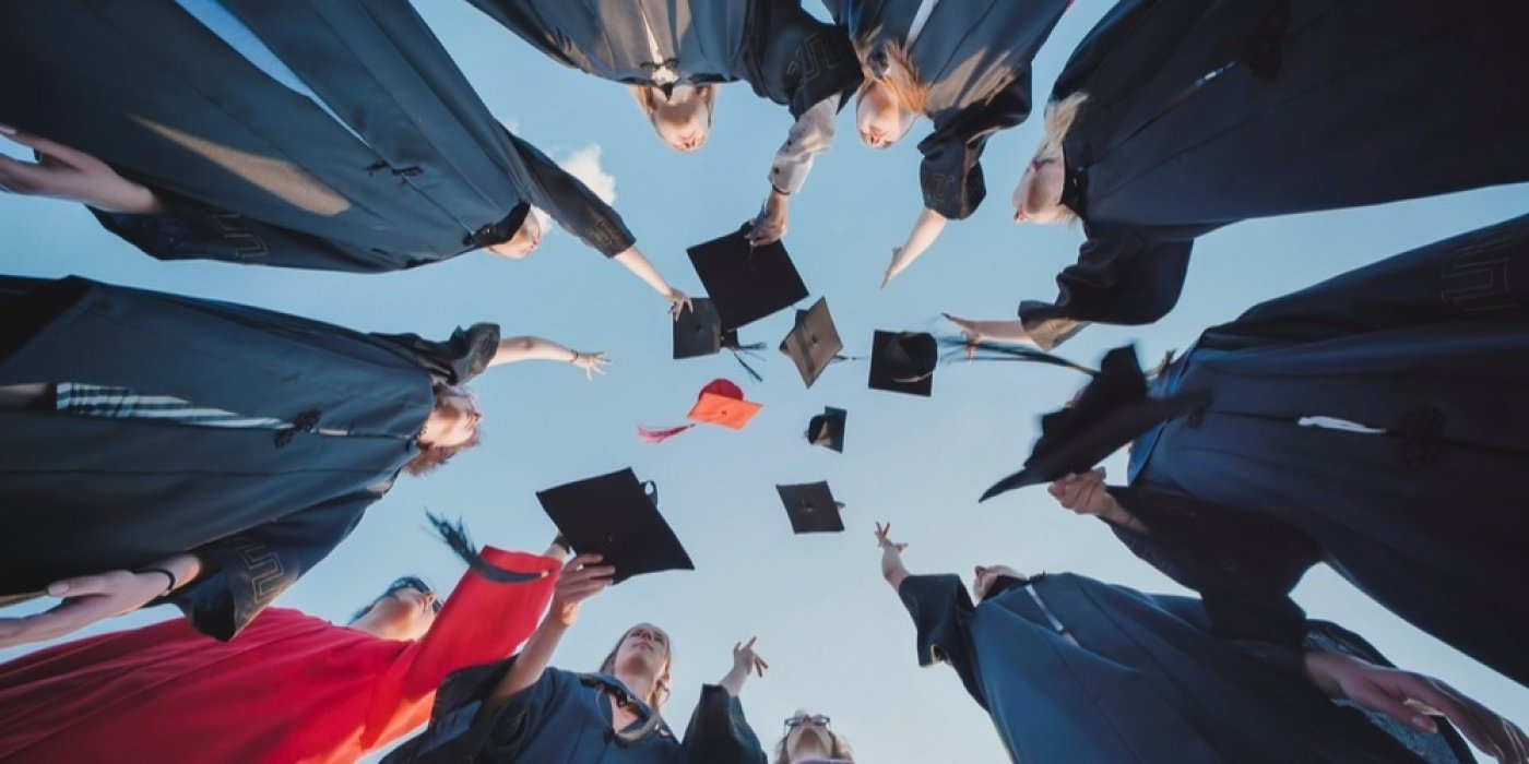 Absolventi univerzity vyhazují čapky do vzduchu