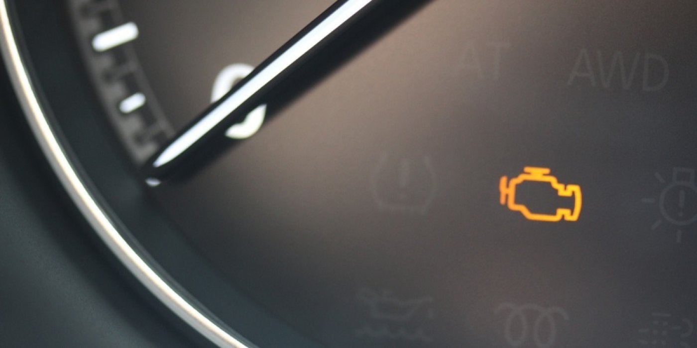 Kontrolka motoru na palubní desce auta