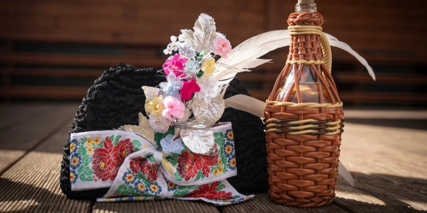 Mašle, demižon, baranice položené na zemi