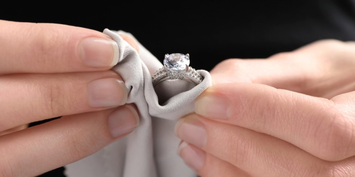 Diamantový prsten v ruce