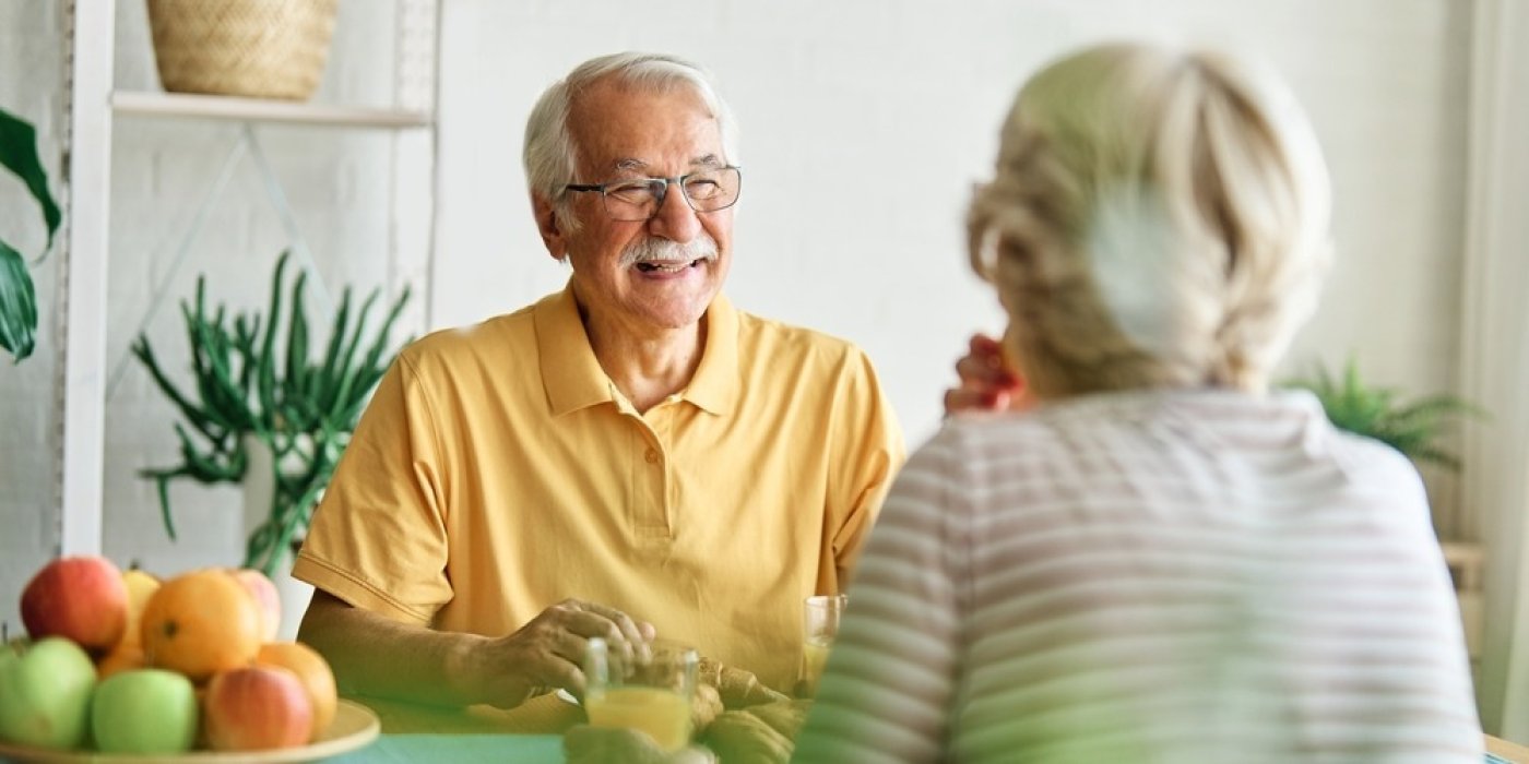 Dva důchodci se baví u stolu