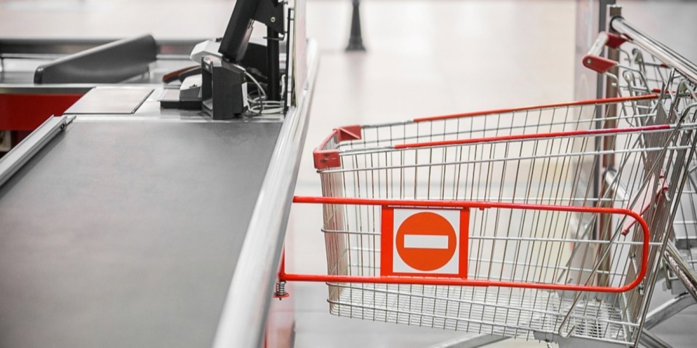 Zavřená pokladna v obchodě