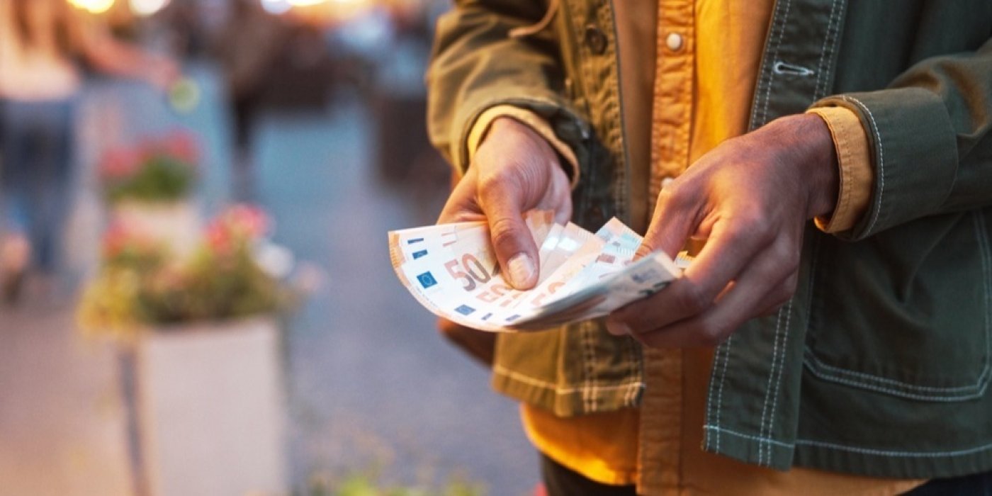 Ruka drží eurové bankovky