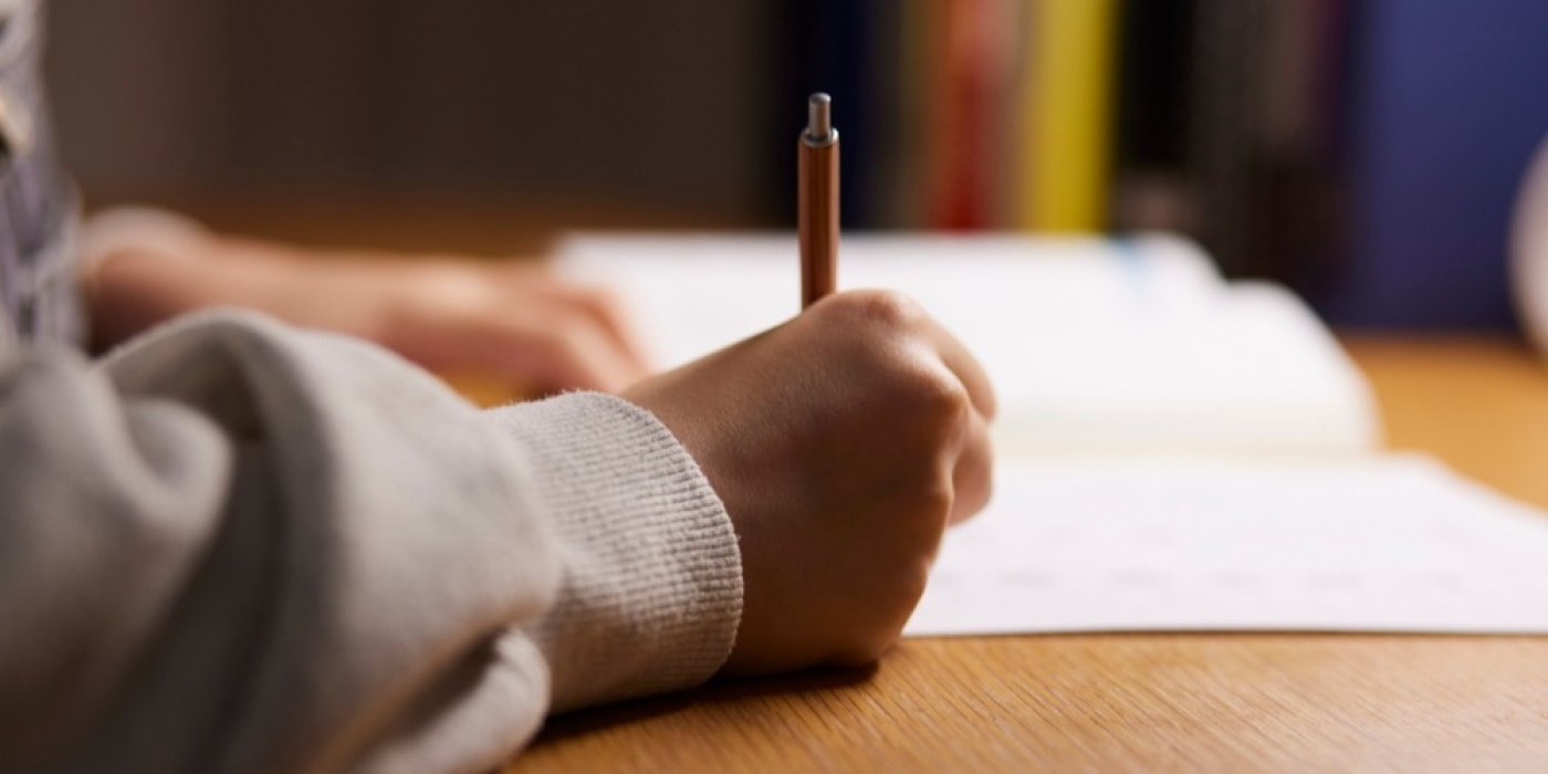 Ruka píše do sešitu