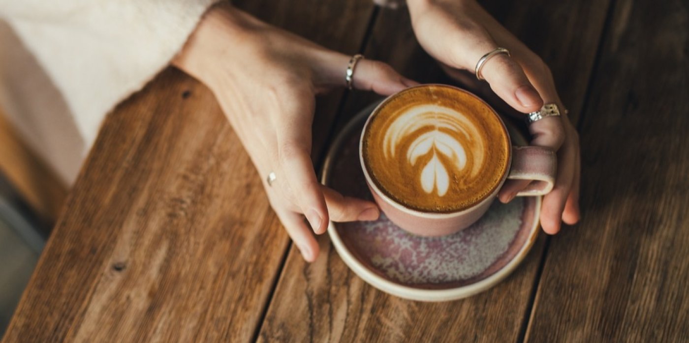 Šálek cappuccina na dřevěném stole