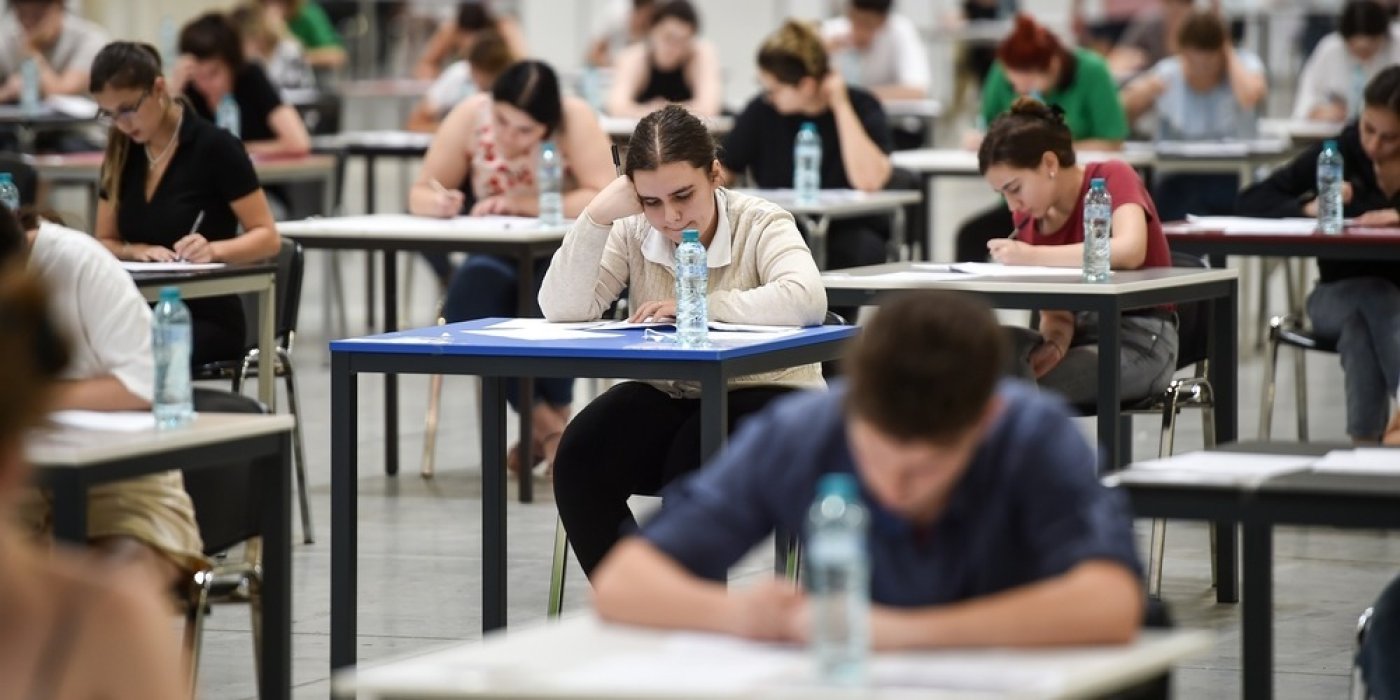 Lidé skládají test