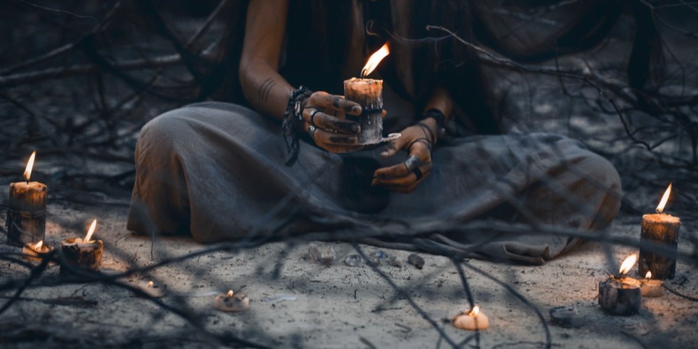 Čarodějnice drží svíčku