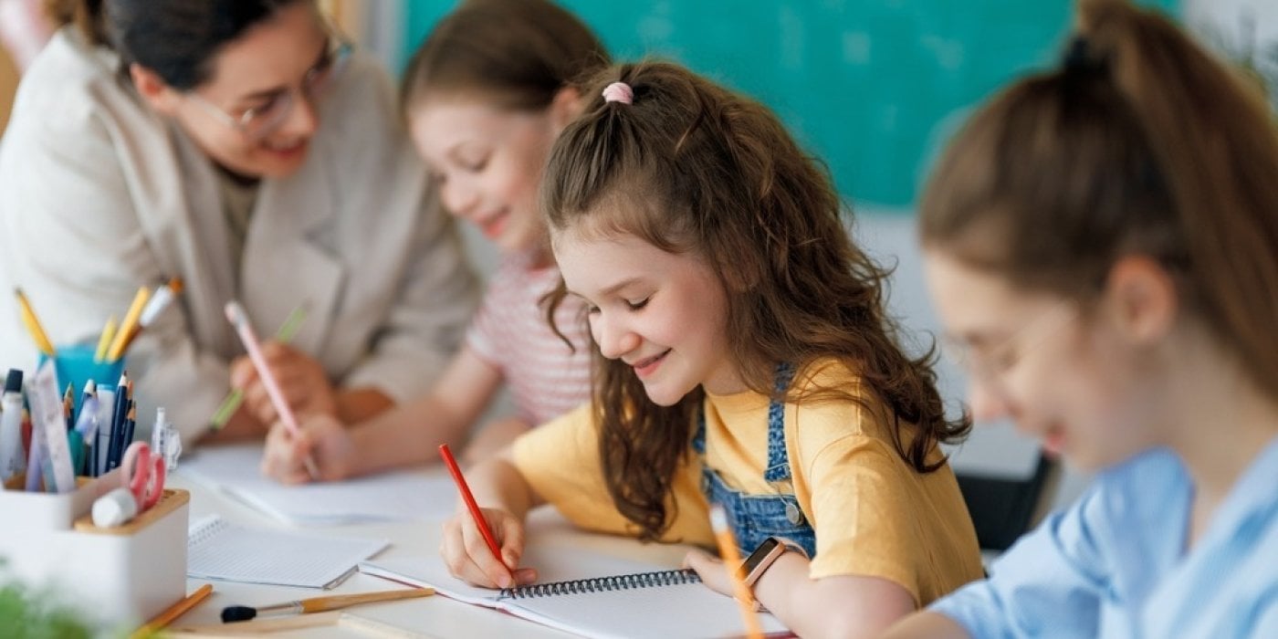 Holčička píše do sešitu