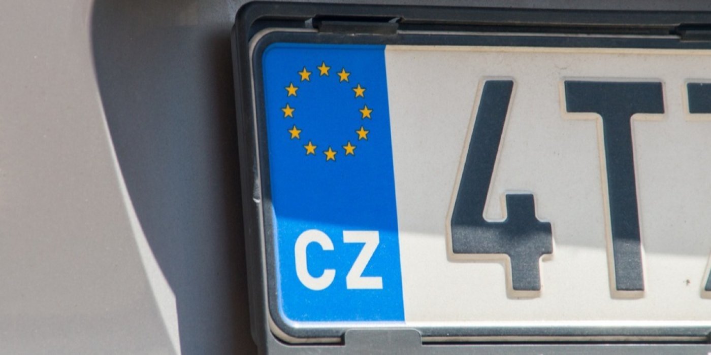 Detail české poznávací značky