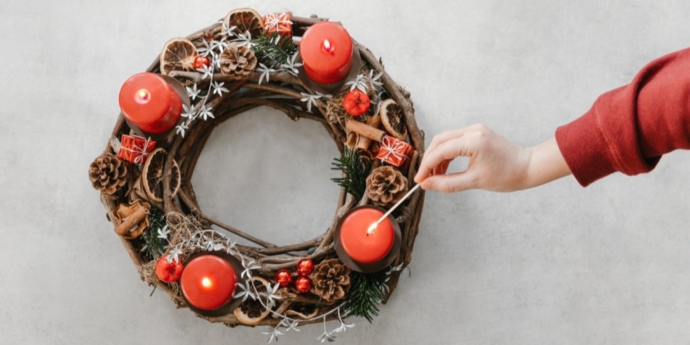 Ruka zapaluje věnec 