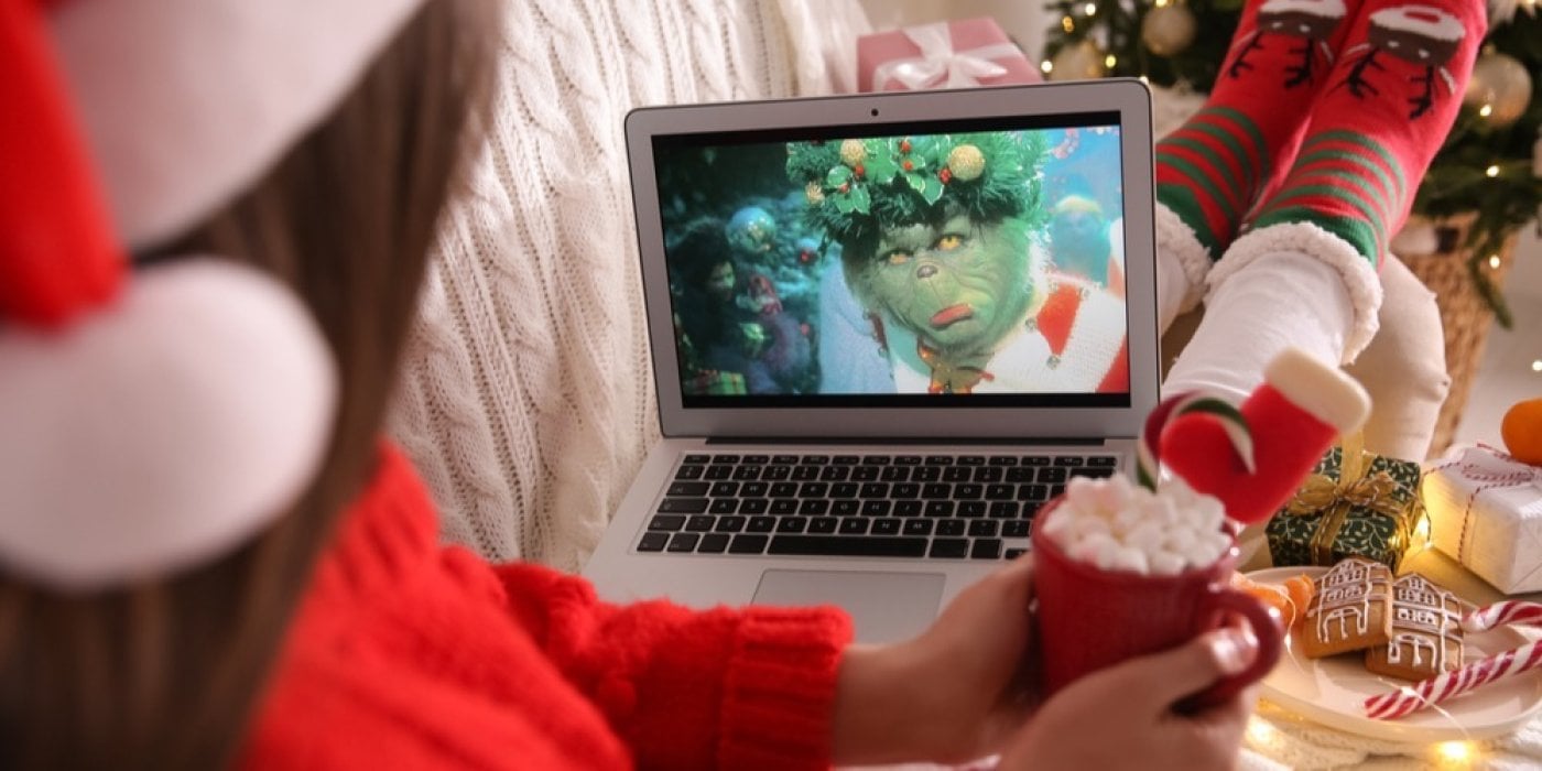 Žena se dívá na film Grinch