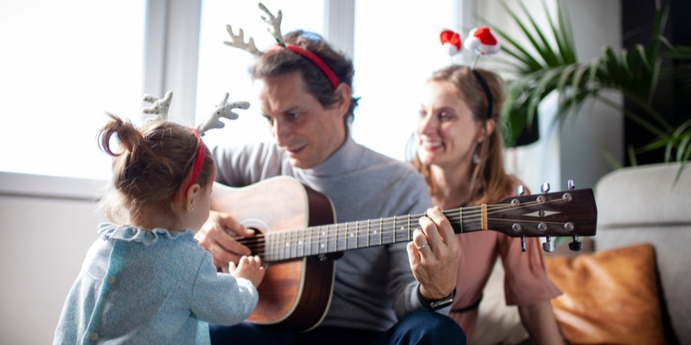 Mladá rodina s dítětem zpívá