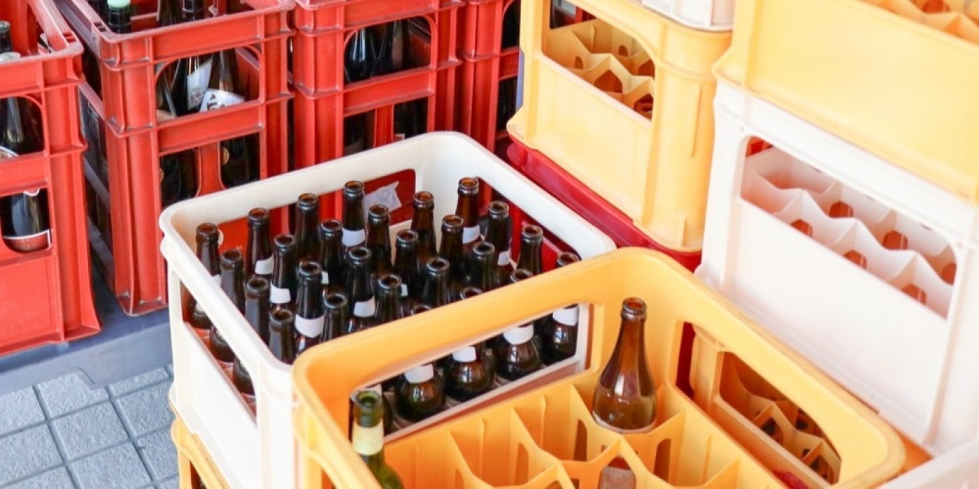 Prázdné pivní láhve v přepravkách