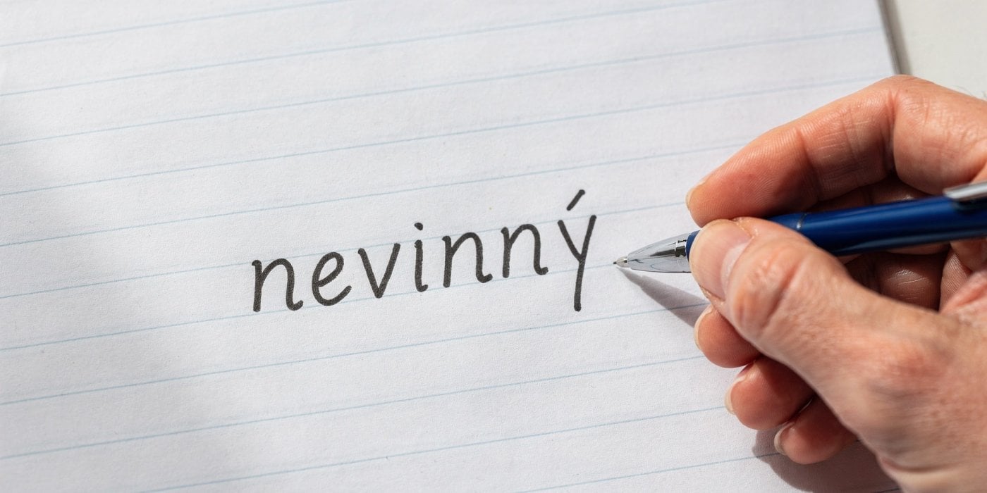 Slovo nevinný napsané v sešitu