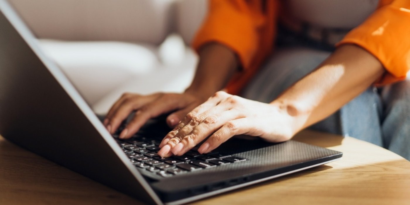 Detail rukou na klávesnici notebooku