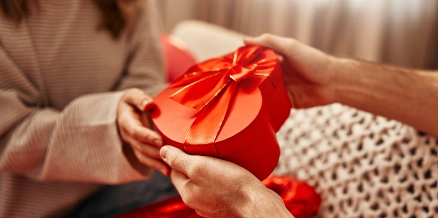 Pár si předává valentýnský dárek v krabičce