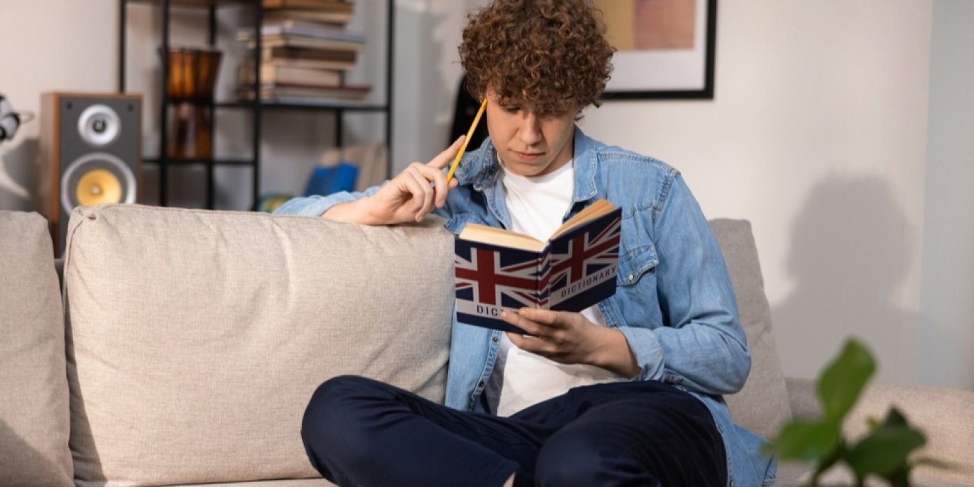 Student čte britský slovník