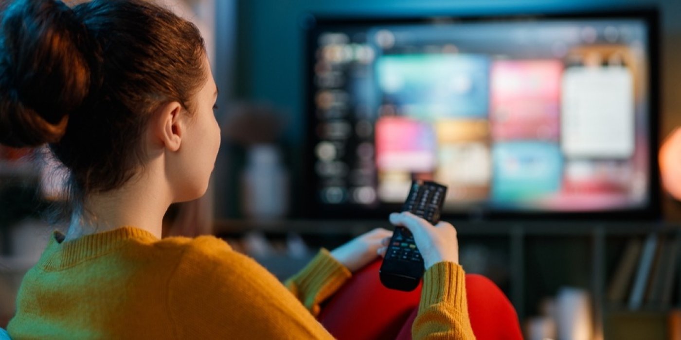 Žena se dívá na televizi