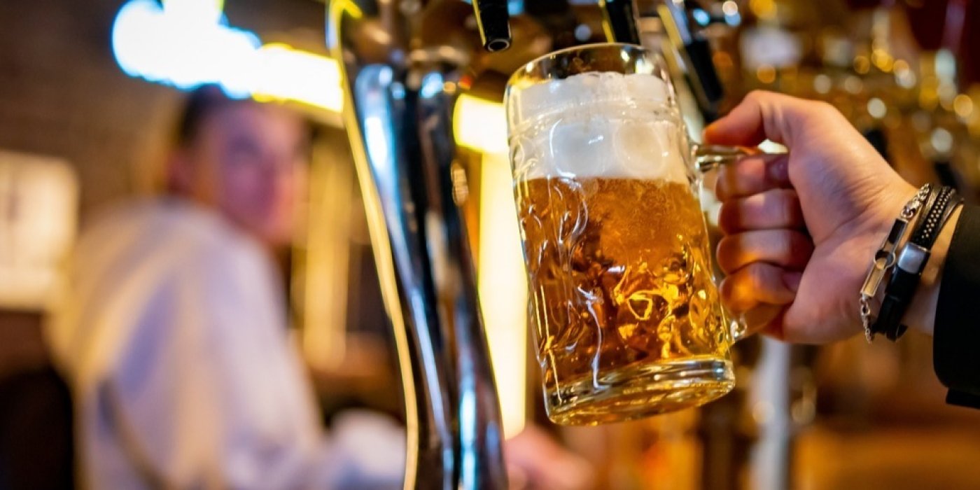 Ruka čepuje pivo