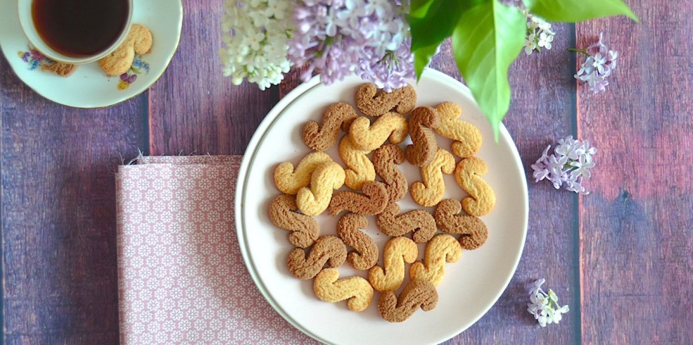 Sušenky esíčka na bílém talířku