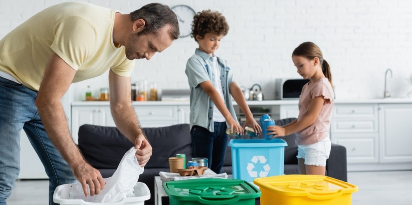 Rodina třídí odpad