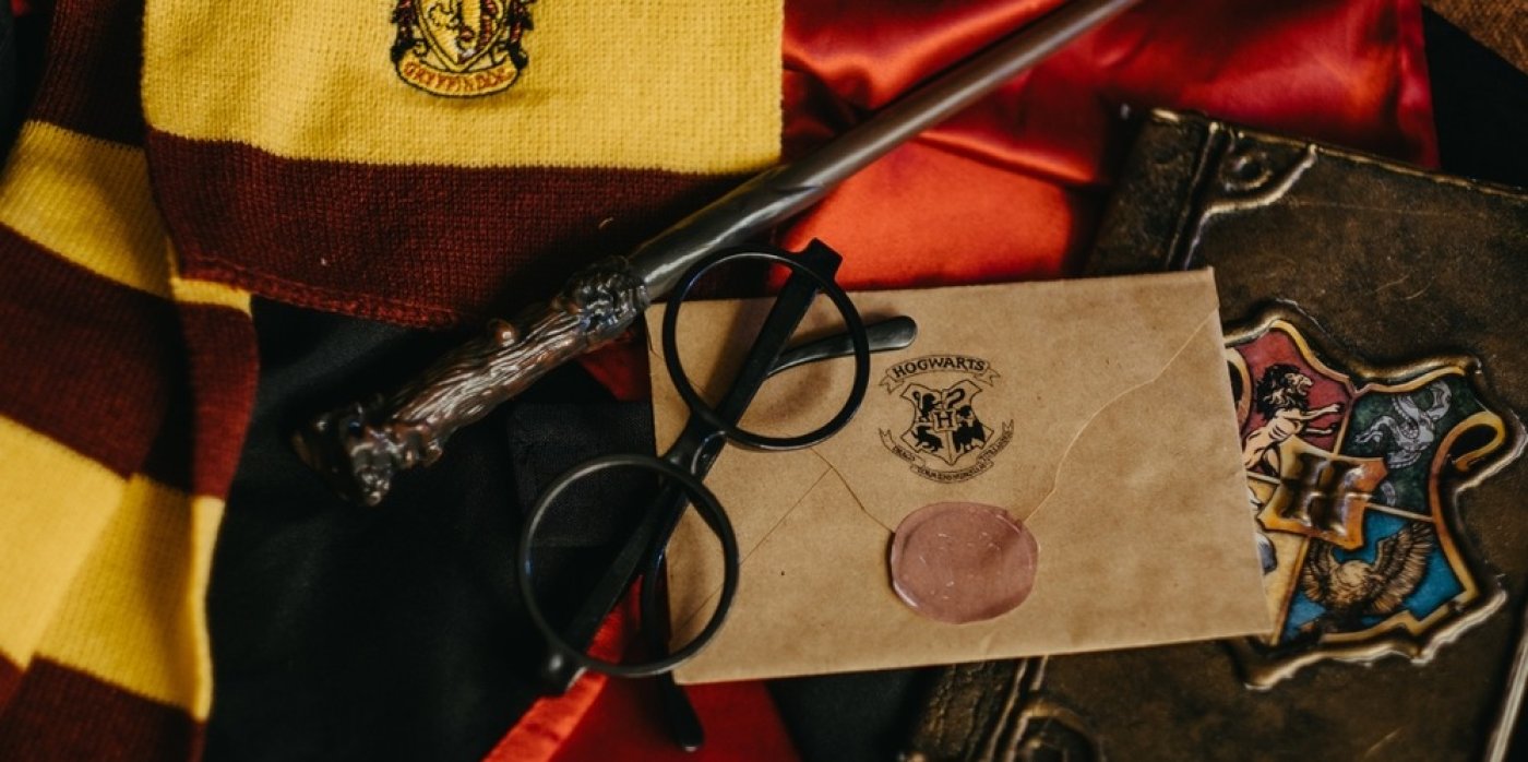 Kouzelnická hůlka, brýle, dopis, šála a další předměty s tématem Harry Potter
